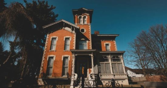غرباء يحتلون منزلاً مهجورًا فى إسبانيا ويضعون نظام إنذار لحمايته بشكل غير قانوني