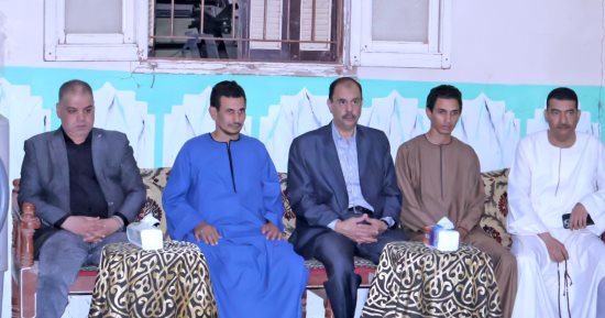محافظ سوهاج يؤدى واجب العزاء لأسرة رئيس مدينة طهطا بمسقط رأسه بقرية فزارة