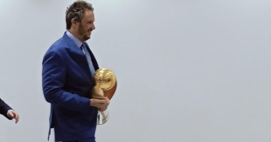 رئيس بيراميدز يحضر اجتماع اتحاد الكرة والأندية حاملا كأس دورى أبطال أفريقيا