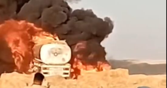 المعاينة تكشف تفاصيل مصرع 3 أشخاص فى حريق سيارة مواد بترولية بطريق الواحات.. صور
