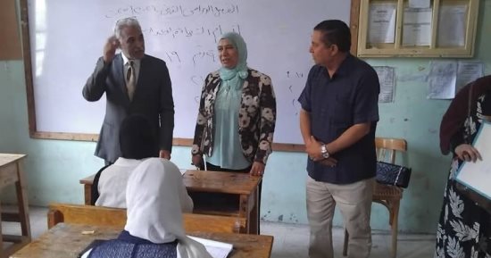 وكيل تعليم الإسماعيلية يتابع سير العمل فى المطبعة السرية 