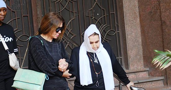 بكاء وحزن أثناء مغادرة جثمان سميحة أيوب لمنزلها بحضور مديحة حمدى.. صور