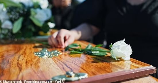 عجوز تستيقظ داخل تابوت قبل دفنها بدقائق فى التشيك.. لحقوها فى آخر لحظة