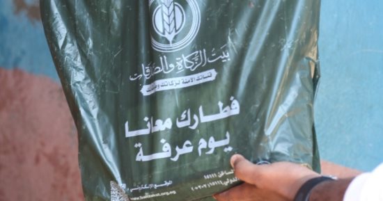 بيت الزكاة والصدقات يوزِّع لحوم صدقات على أكثر من 50 ألف أسرة بالمحافظات