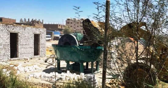 إزالة 32 طاحونة لخام الذهب فى حملة داخل 10 مواقع بوادى عبادى بأسوان.. صور