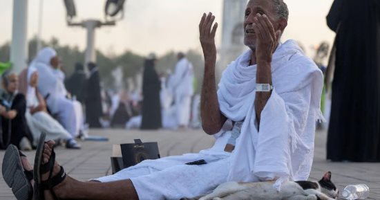 فى مشهد مهيب.. حجاج بيت الله الحرام يتضرعون لله على جبل عرفات