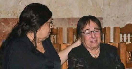بكاء سميرة عبد العزيز فى عزاء صديقتها المقربة سميحة أيوب