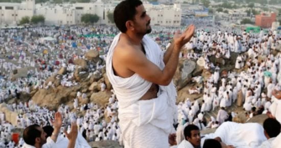 لبيك اللهم لبيك .. شاهد حجاج بيت الله الحرام يبتهلون بالدعاء على "عرفة"