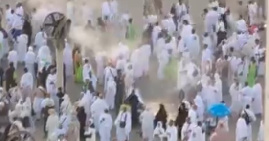 شاهد.. رذاذ الماء لتخفيف الحرارة عن الحجاج على جبل عرفة