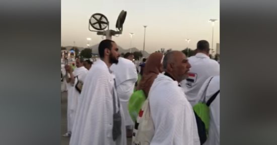 الحجاج يزحفون لمسجد نمرة لأداء صلاتي الظهر والعصر.. فيديو