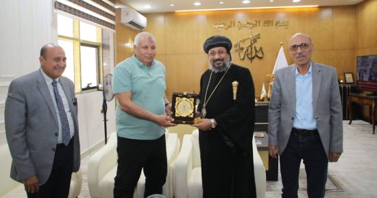 محافظ الوادى الجديد يستقبل أسقف عام المحافظة ووفد كنسى للتهنئة بعيد الأضحى