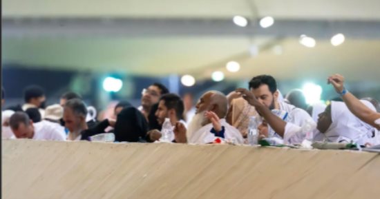 الحجاج يتحدون التعب في رحلة يوم النحر.. جسر الجمرات يشهد طوفان البشر