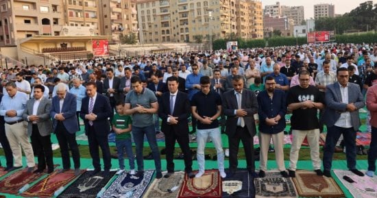 محافظ المنوفية يؤدى صلاة عيد الأضحى مع الأهالى بساحة نادى جمهورية شبين