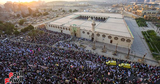 فرحة العيد تملأ مسجد عمرو بن العاص.. تكبيرات وبهجة فى قلب القاهرة التاريخية