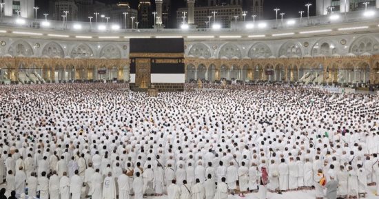 مشاعر الخشوع والفرح تتغلب على الطقس البارد.. عمرة رجب تبهج أجواء مكة.. مسارات لكبار السن وذوي الهمم بالمسجد الحرام.. الأمطار لم تمنع الأعداد الكثيفة من التوافد.. و11.9 مليون مرة أداء للعمرة خلال جمادى الآخرة