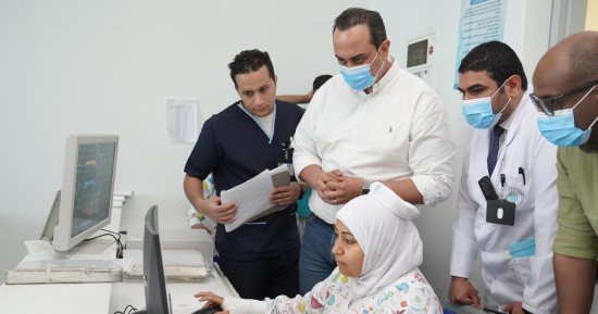 رئيس هيئة الرعاية الصحية يتفقد أقسام الطوارئ والأشعة والرعايات بمجمع السويس الطبي