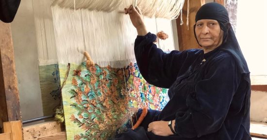 لطفية محمد.. فنانة النول خطت الطبيعة بخيوط من ذهب
