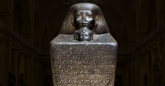 مقتنيات المتحف المصري.. تمثال سنموت مع الأميرة نفرت