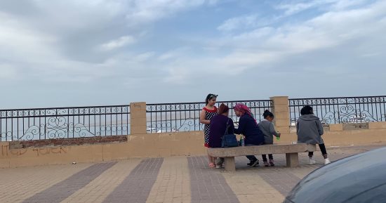 كورنيش فلفلة بالغردقة.. رحلة ممتعة للسياح صباحا ونزهة لأهالى المدينة مساءً لمشاهدة جمال البحر والطبيعة بداية من العصارى حتى منتصف الليل.. تصل إليه أفواج سياحية ضمن رحلات منظمة من شركات السياحة.. صور