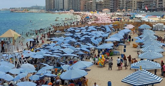آخر يوم فى الإجازة.. إقبال كبير على شواطئ الإسكندرية فى العيد.. فيديو
