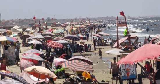 إقبال كبير من الزائرين والمصطافين على شاطئ جمصة فى رابع أيام عيد الأضحى