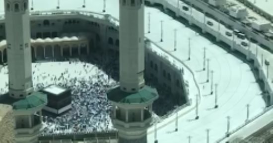 هنا المسجد الحرام ..بين زمزم والمقام أرواح تذوب في الوئام >>فيديو