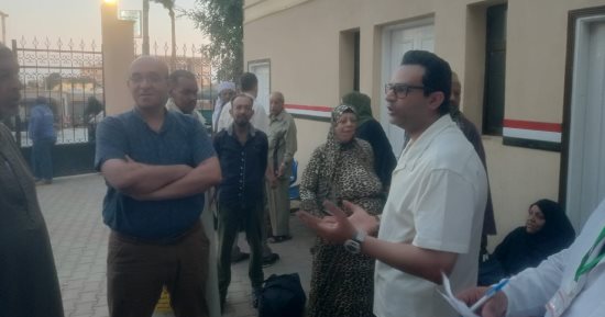 وكيل وزارة الصحة بسوهاج يتفقد مستشفى المراغة ويقرر صرف مكافأة شهر لطبيبة