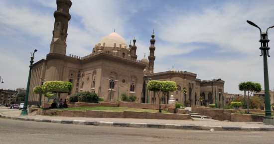 ميدان السيدة عائشة شكل تانى بعد التطوير.. ربط المزارات بممشى سياحى.. تحويلات مرورية وفتح باب العزب بالقلعة وإزالة الكوبرى المعدنى.. وإنشاء حدائق ومتنزهات والكشف عن سور القاهرة التاريخية لأول مرة.. صور