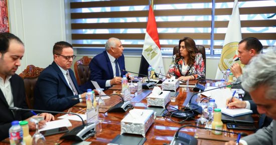 وزيرة التنمية المحلية تتابع مع محافظ الوادى الجديد إنشاء مركز إنتاج الحرير الطبيعى