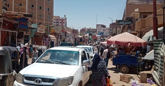 إغلاق وتشميع نهائى لـ 10 محلات مخالفة بسور السكة الحديد بأسوان  
