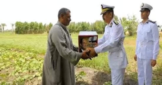 تحت رعاية رئيس الجمهورية.. الداخلية تواصل دعم الأسر الأولى بالرعاية عبر مبادرة "كلنا واحد".. مأموريات الشرطة توزّع مساعدات غذائية بمختلف المحافظات.. استمرار الجهود لتخفيف الأعباء عن المواطنين