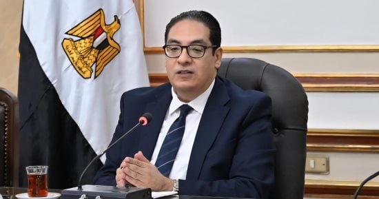سامى عبدالصادق يتلقى تقريرا حول انتظام طلاب جامعة القاهرة الأهلية 