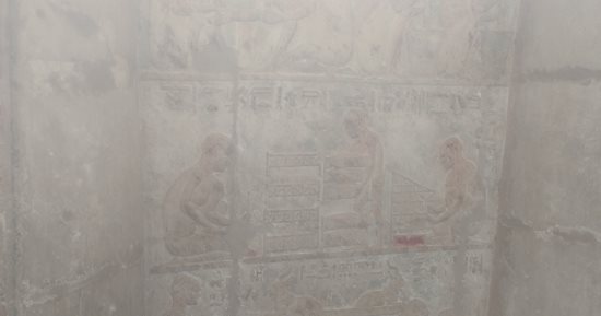 تونا الجبل بالمنيا.. مدينة الأموات التى تنبض بالحياة للمصرى القديم.. لوحات فنية تصور صناعة النبيذ والعطور والموازين على جدران معبد بيتوزيرس.. زارها الملك فاروق الأول.. وكتبت فيها رواية دعاء الكروان.. صور