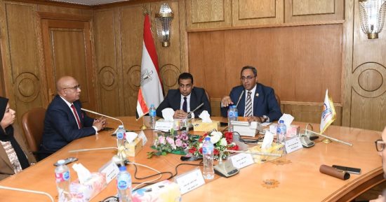 محافظ قنا يناقش تحديات القطاع الصحي ويضع آليات للنهوض بالخدمات الطبية