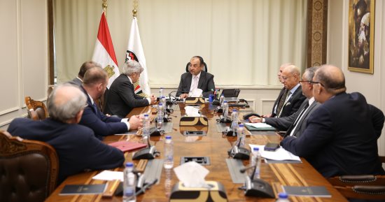 وزير قطاع الأعمال يبحث مع "ماير تكنيمونت" الإيطالية تطورات مشروع حامض النيتريك