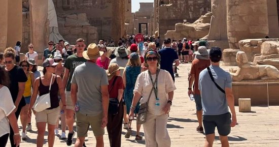 إقبال سياحى مميز بين أعمدة وكباش ومسلات معابد الكرنك بالأقصر.. صور