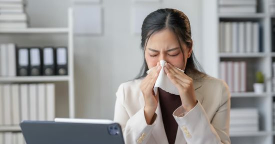 صحتك بالدنيا.. 7 علامات تحذيرية يرسلها الجسم قبل الإصابة بالسكتات الدماغية.. نوع من الدهون يضعف المناعة وقد يؤدى للسرطان.. الطريقة الصحيحة لتنظيف الأذن بعد السباحة.. ونصائح خاصة لمرضى الجيوب الأنفية