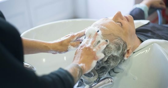 اليوم العالمى للاستحمام.. 5 أخطاء شائعة عند تنظيف الشعر