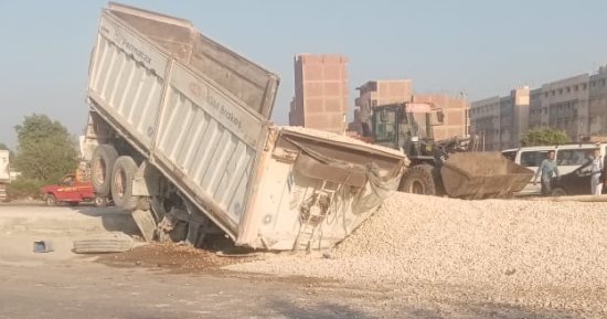 إعادة الحركة المرورية على طريق القاهرة الإسكندرية الزراعي بطوخ بعد رفع حمولة سيارة تريلا