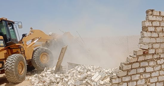 إزالة 11 حالة تعد فى إسنا بالأقصر واسترداد 36 أخرى غير مستوفية شروط التقنين