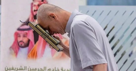 دموع الفرح وهدية السماء.. السعودية تودع ضيوف الرحمن بالمصحف الشريف