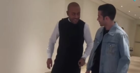 تامر عاشور يظهر بعكاز فى حفل الكويت.. صور