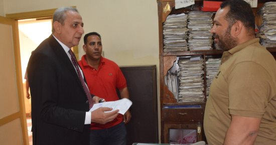 محافظ الغربية يجرى جولة مفاجئة داخل مبنى الوحدة المحلية بسبرباى بمركز طنطا
