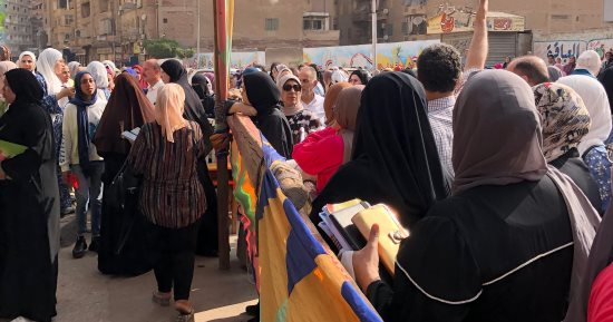 أولياء الأمور يصطحبون الطلاب قبل دخول لجان الثانوية العامة بالغربية.. فيديو