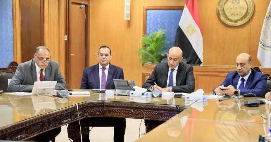 وزير التعليم يتابع انطلاق امتحان العربى للثانوية العامة من غرفة العمليات