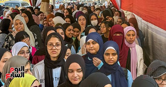أول أيام امتحانات الثانوية العامة.. وزير التعليم يتابع اللجان بكاميرات المراقبة.. الإدارات التعليمية توزع المياه على الطلاب والأمهات يساندونهم بالدعاء.. والوزارة: الأسئلة المتداولة لامتحان الدين لسنوات سابقة