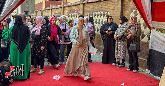بداية ماراثون الثانوية العامة.. تفتيش دقيق للطلاب قبل أداء امتحاني الدين والتربية الوطنية