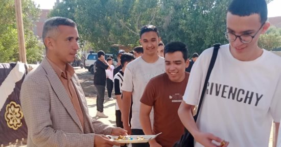 توزيع زجاجات مياه وشيكولاتة على طلاب الثانوية العامة فى الفيوم