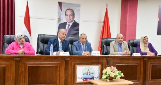 محافظ بورسعيد يتفقد غرفة العمليات لمتابعة انتظام سير الامتحانات