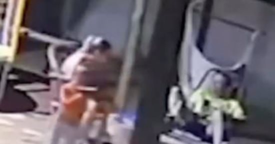 كاميرا توثق قتل طفل برازيلي لوالدته بالخطأ أثناء اللعب بمسدس والده.. فيديو